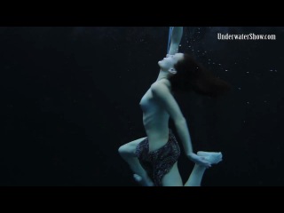 Underwatershow adriana 2 молоденькая раздеваеться под водой