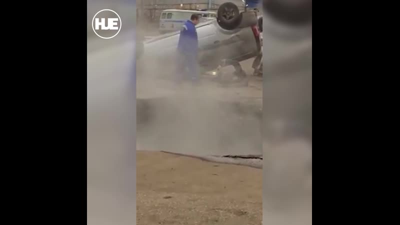 В пензе машина провалилась в яму с кипятком