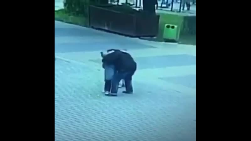 В зеленоградске пьяный мужик схватил школьницу во дворе гимназии и поцеловал в губы