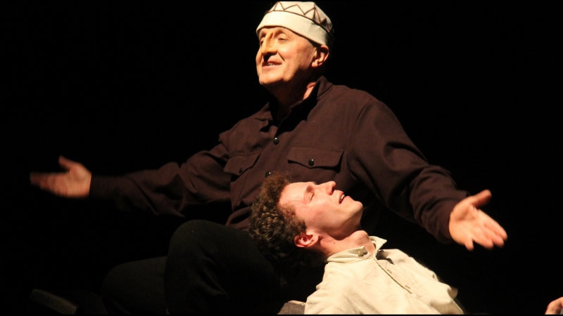 Сцена из спектакля "я, моя бабушка, илико и илларион"