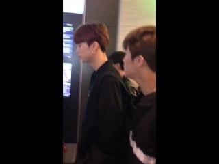 His expression changed from owo to uwu the moment he turned to mark this js the cutest