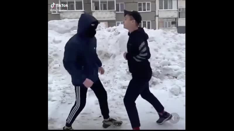 Ебанутые оффники ебутся прямо на улице