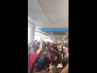 Torcida do riber sendo calada no aeroporto