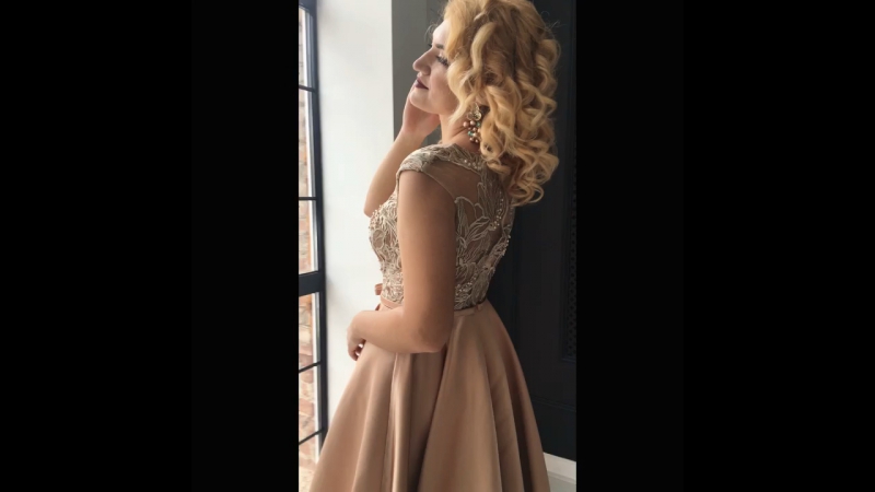 Роскошное золотисто бежевое платье с атласной юбкой