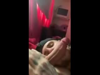Порно видео Дрочит член и водит головкой по губам, уснувшей под боком любовницы