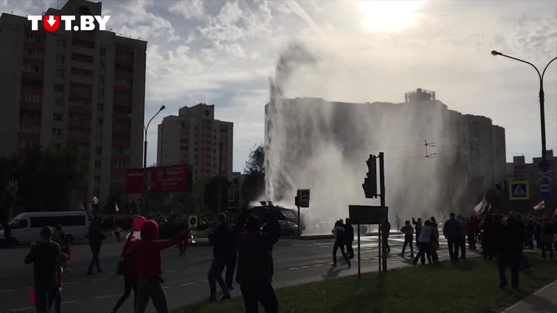 В минске протестующие вывели из строя два водомета (1)