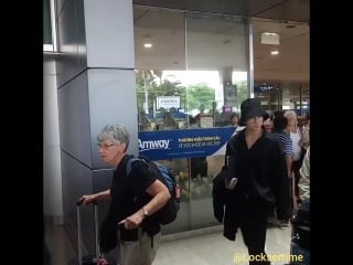 Fancam kiseop in airport tan son nhat (ho chi minh city, vietnam)