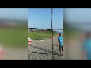 Тигра выгуливают на пляже в находке (vhs video)