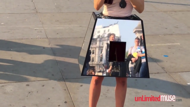 Зеркальный ящик перформанс с пиздой