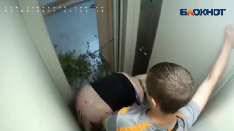 Сексуально озабоченная парочка в лифте в волжском