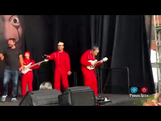 El profesor, nairobi, helsinki y bogotá cantando bella ciao