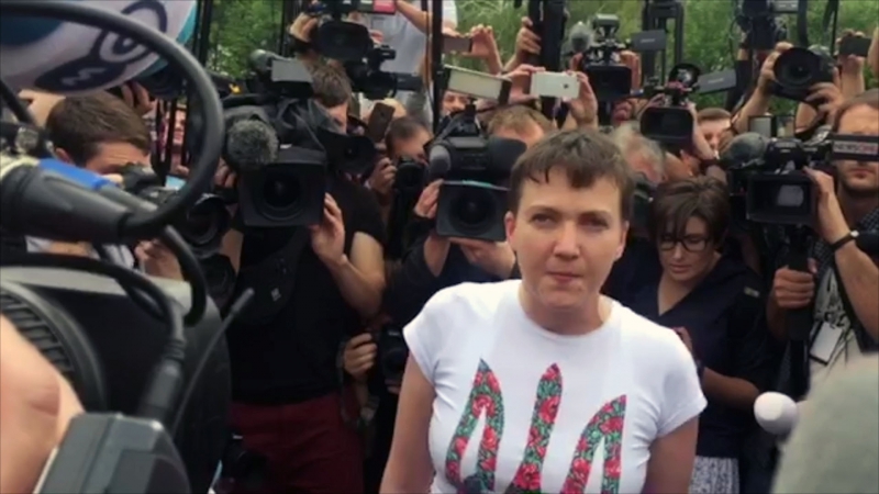 Надія савченко вдома «якби люди не говорили, то політики б мовчали вічно»