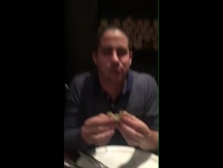 Nina dobrev está jantando com amigos, ela postou esse vídeo de jeffrey chassen em seu instagram stories #ccxp2016 #ccxp #triplo