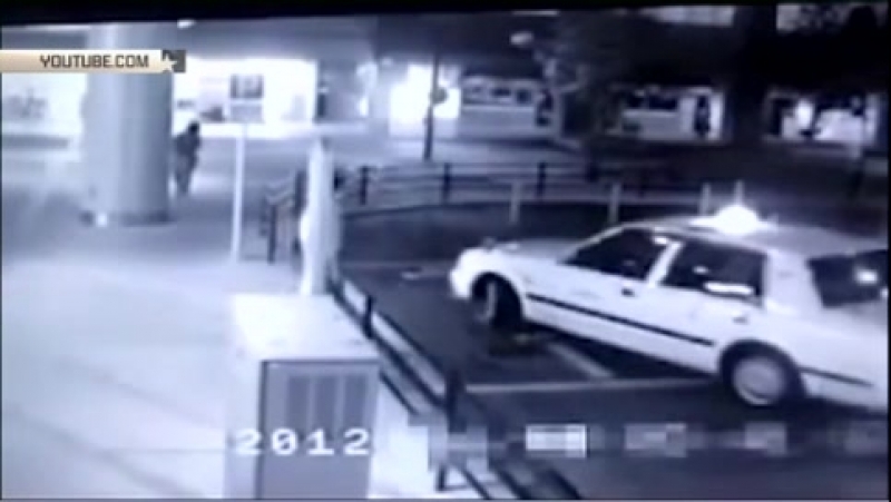 Пользователи сети увидели «призрака», садящегося в такси в японии