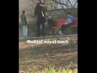 Polizist misst nach