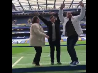 Jorginho showing his mum and family members around stamford bridge is everything 😂💙