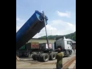 В сочи прицеп самосвала раздавил водителя