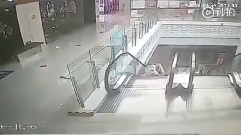 В китае солдат поймал упавшего с эскалатора младенца