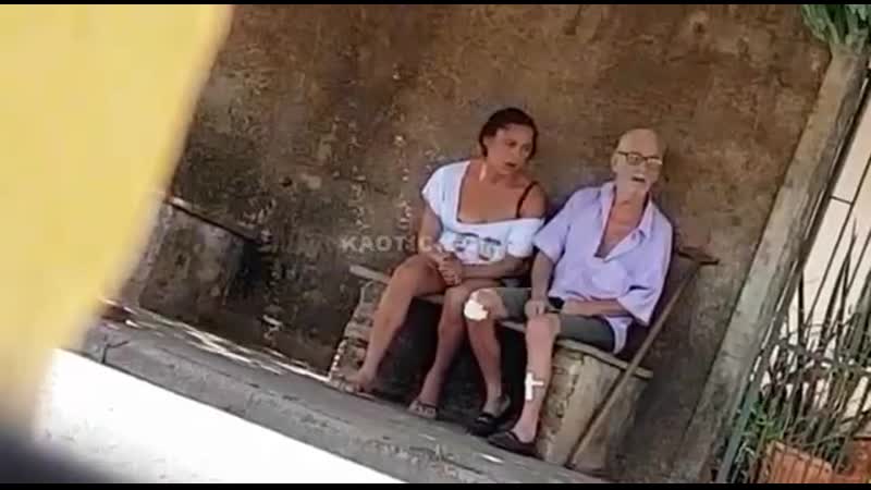 Внимательный турист спалил, как дед снял шлюху прямо посреди улицы 👴🏻