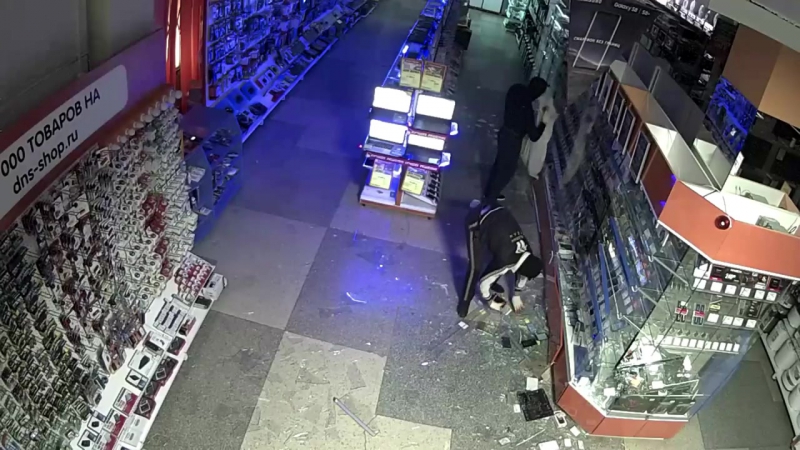 Очередное дерзкое ограбление магазина dns в екатеринбурге
