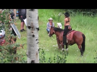 Кэндис свейнпол (candice swanepoel) и жозефин скривер (josephine skriver) топлес на фотосессии в аспене, 15/08/2017 (1080p)