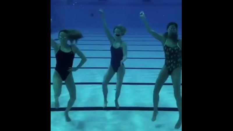 Российские синхронистки под водой исполнили танец под песню uno группы little big так они решили поддержать коллектив,