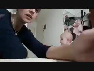 Interesante charla de bebé con su mamá se vuelve viral mp4