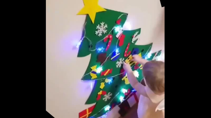 Девочка наряжает ёлочку