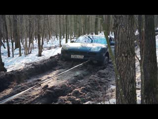 Зрелище не для слабонервных обезумевшие водители toyota prado и porsche cayenne едут в offroad