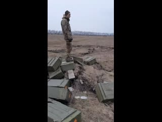 Осмотр хохлом воронки от прилета на своей позиции