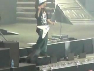 Том трахает гитару=))