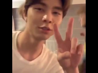 Mark & jungwoo were tryna do their handshake and johnny just