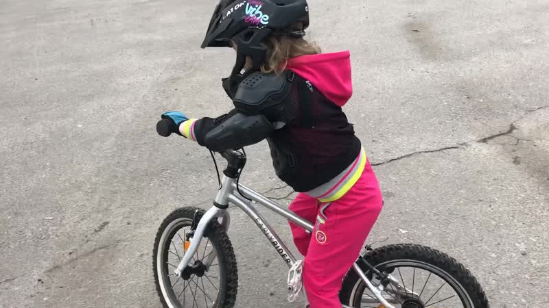 Милаша первый раз на велосипеде