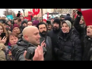 Грэм филлипс на митинге обзывает граждан кучкой дебилов, идиотов и предателей