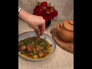 Курица с овощами в горшочках