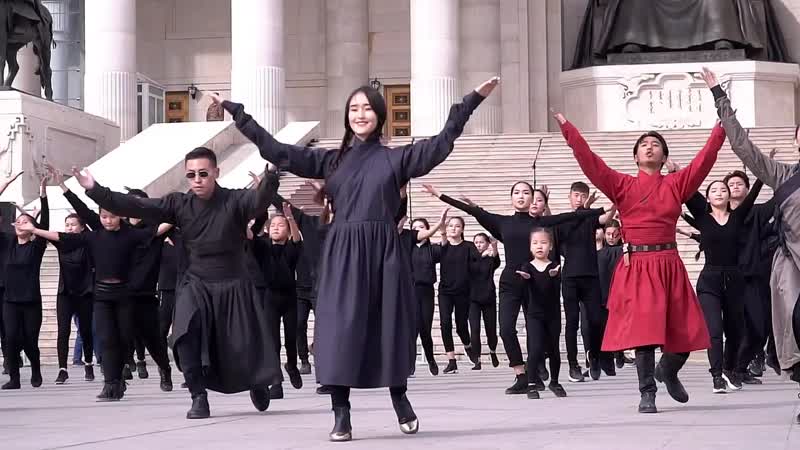 Монгольский традиционный танец "биелгээ" как флешмоб на площаде сүхбаатара