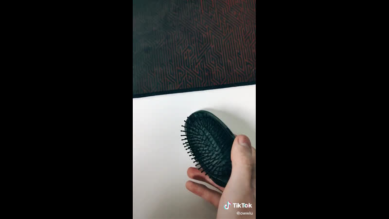 Нашел у сестри в кровати расческу но оказалось это не расческа