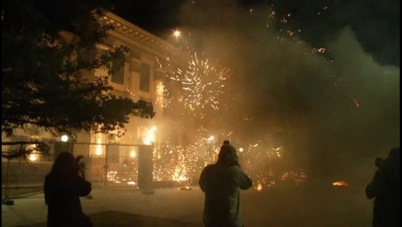 Будівлю посольства рф у києві обстріляли з салютів