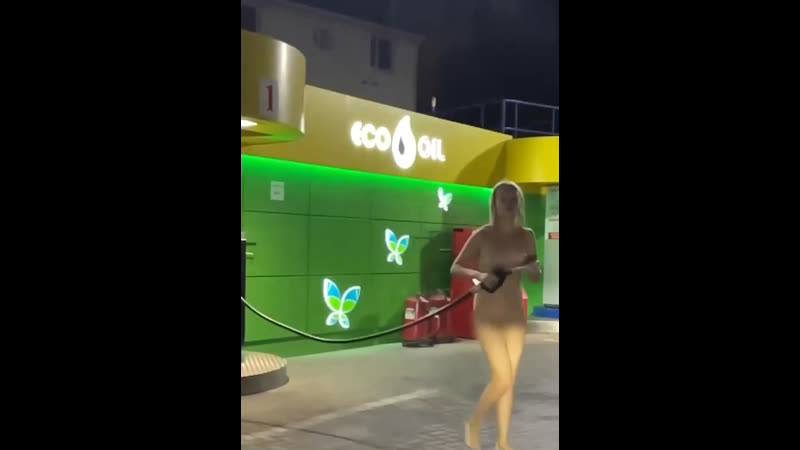 Голая девушка пыталась себя облить бензином на запрае в анапе