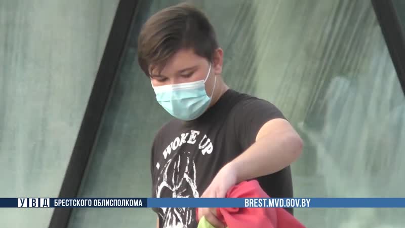 Правоохранители установили белоруссии личность парня, разорвавшего в центре бреста государственный флаг