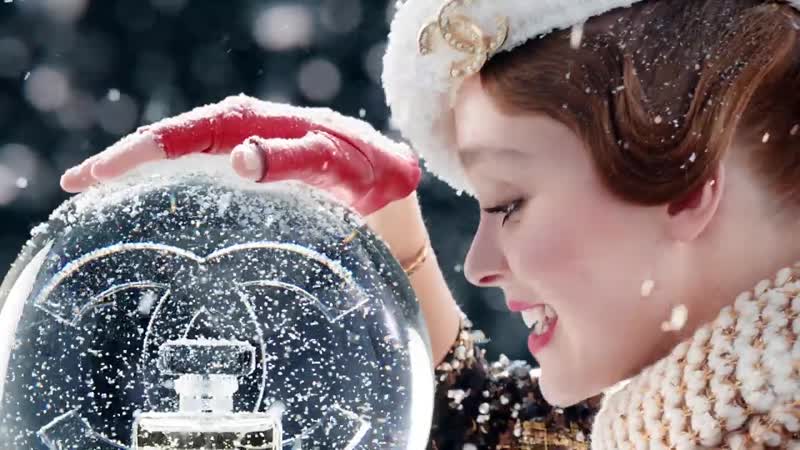 Лили роуз депп в рождественском ролике chanel №5