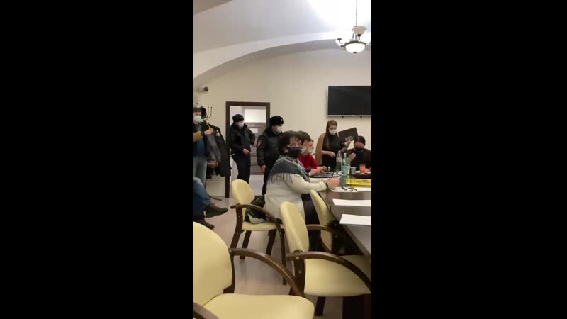 Полиция пришла на заседание из за порванного портрета путина