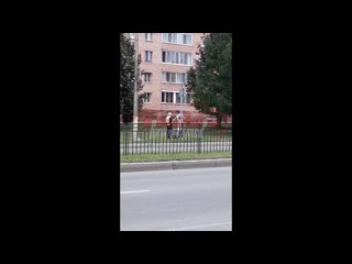 Парень ломает камеру возле строителей 32