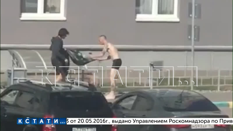 Голый мужчина, вооруженный вилкой напал на прохожего, а потом устроил погром в магазине