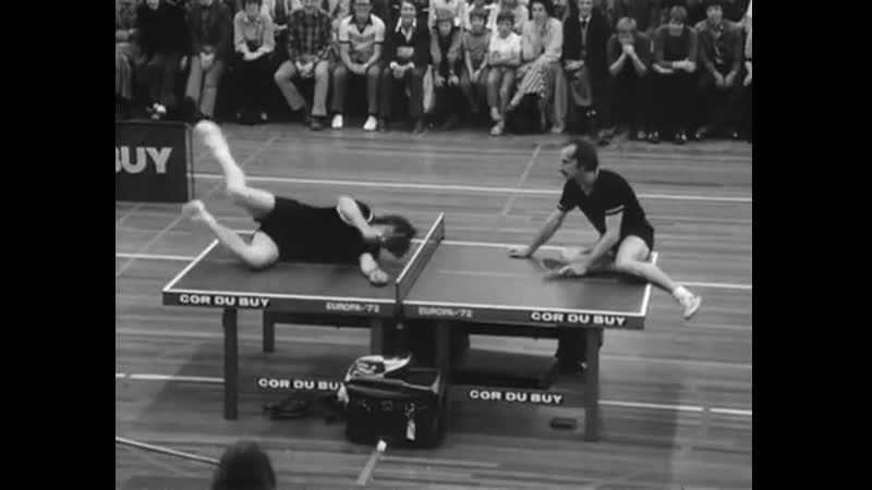 It is verboten to stand op de tafel