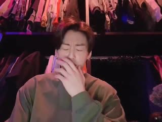 Рами малек нервно курит в сторонке