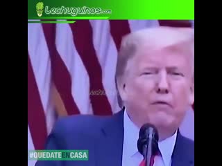 Vea como jim carrey tose y escupe encima de trump