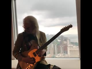 Hotel jams are back, i am in chicago with this guitar crankin on 10 on the 42nd floor sorry folks !