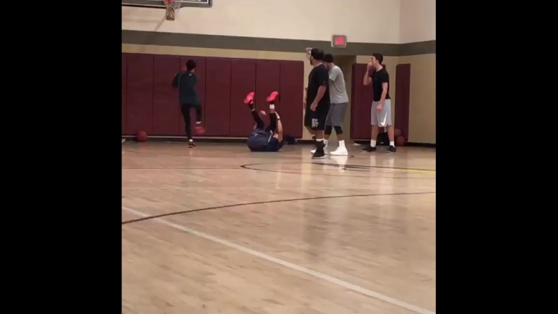 Красотка уничтожила парня на паркете