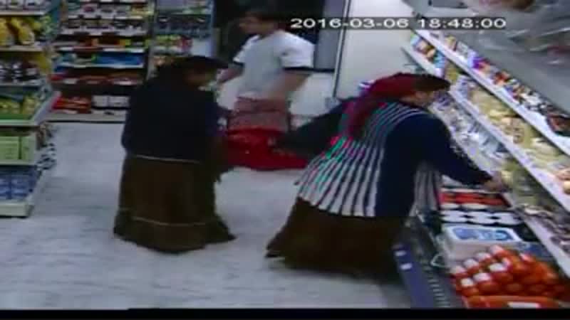 Под юбкой цыганки способна уместиться целая тележка продуктов